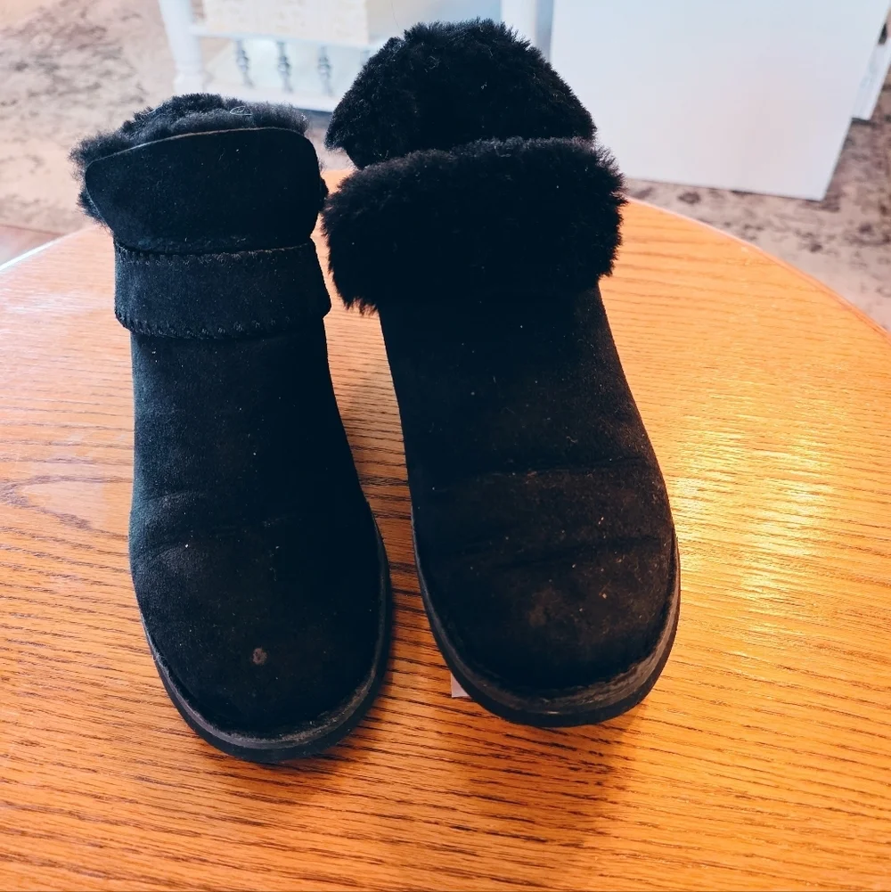 UGG McKay Black Sheepskin Ankle Boots Fur Lined Suede Womens 7